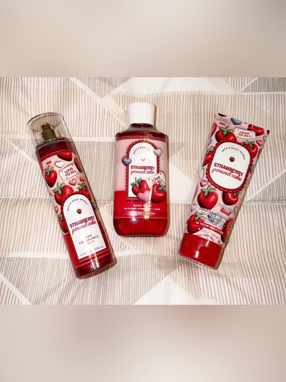 Bath & Body Works Strawberry Pound Cake Set - Red